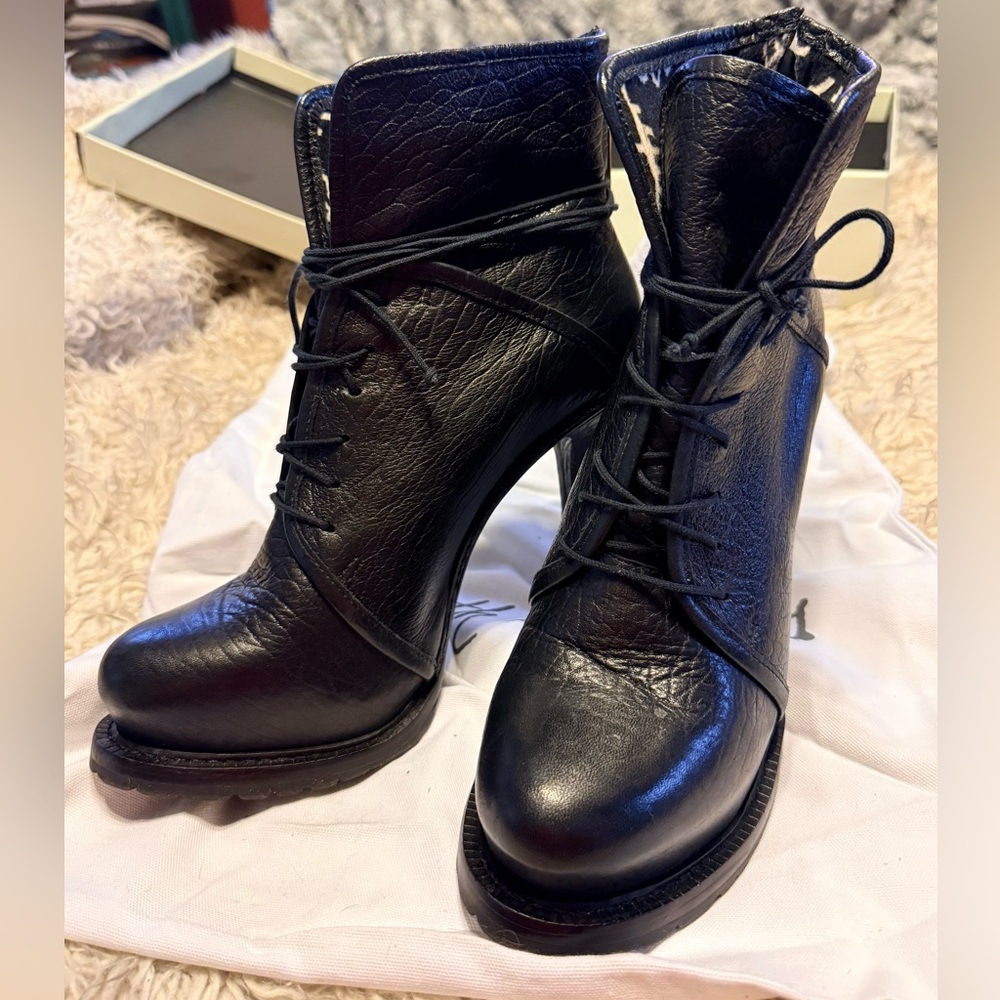 ELIZABETH & JAMES PEBBLED LEATHER HEELED BOOTIES, BLACK, SIZE 9.5 - Picture 3 of 16